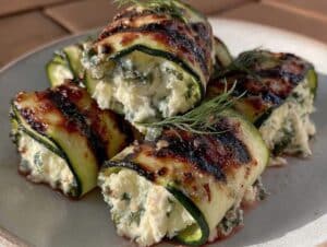 cremige gegrillte zucchini-röllchen mit feta-füllung - featured image