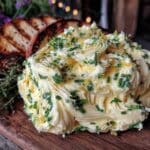 cremige selbstgemachte kräuterbutter mit knoblauch - featured image