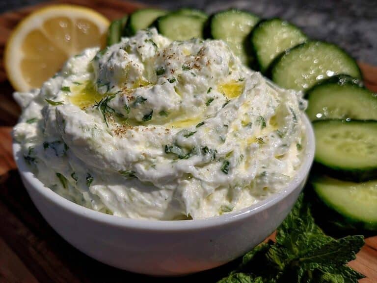 frisches griechisches tzatziki - featured image
