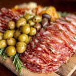 herzhaftes Snackboard mit Aufschnitt und Oliven - featured image
