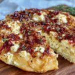 knuspriger Flammkuchen mit Ziegenkäse und karamellisierten Zwiebeln - featured image