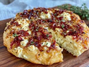 knuspriger Flammkuchen mit Ziegenkäse und karamellisierten Zwiebeln - featured image