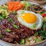 koreanische bibimbap-bowl mit rindfleisch - featured image